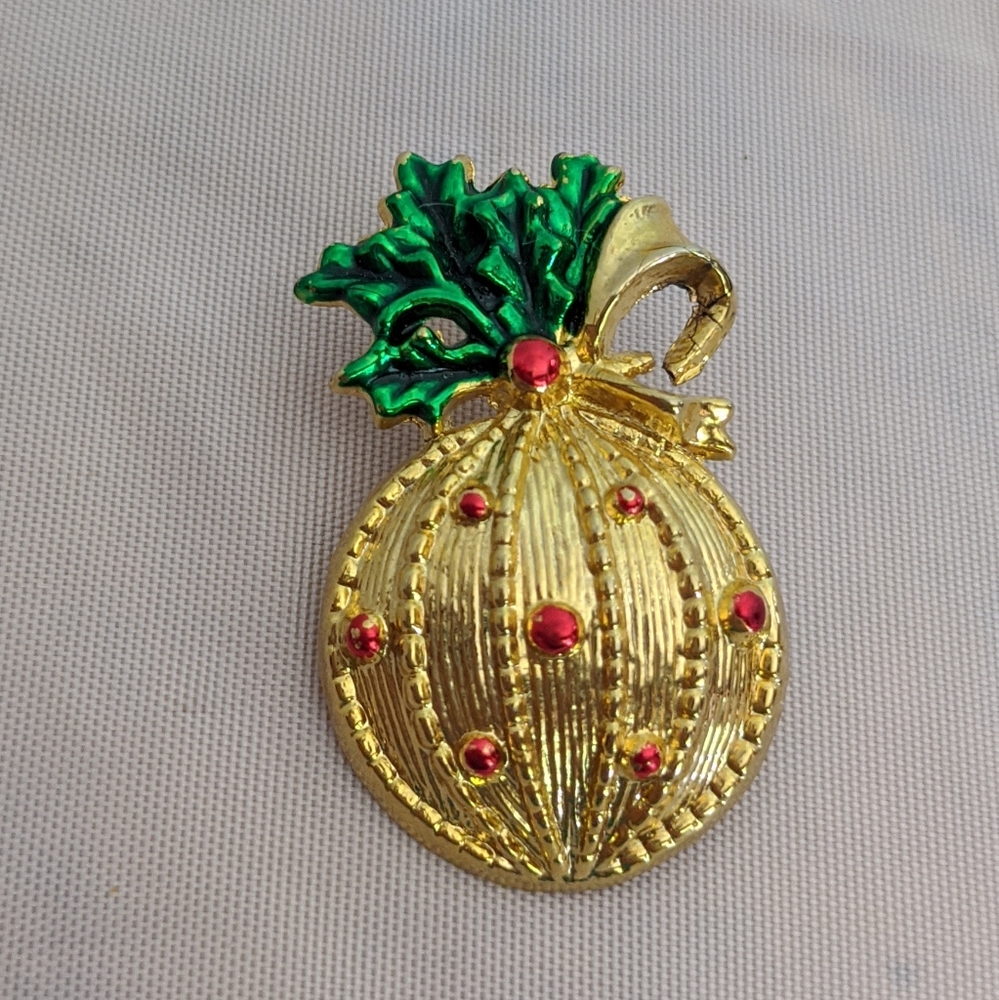 Vintage AAJ gold tone Christmas ornament brooch